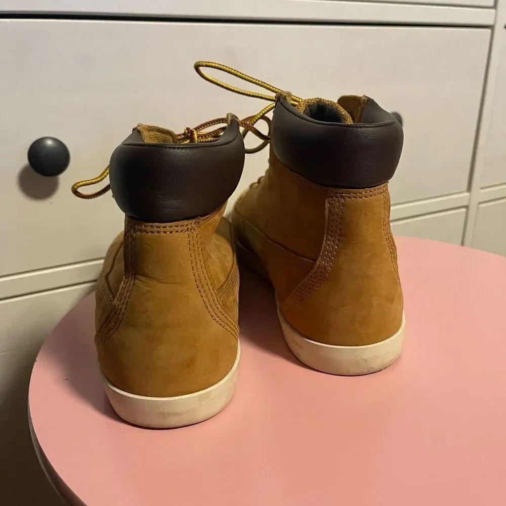Women’s Timberlands - Picture 5 of 8